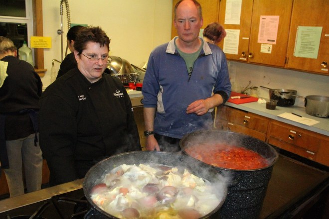 KathyAndPatWatchCrabStockAndTomatoSauceSimmer