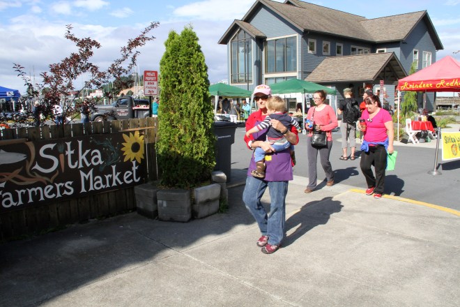 SitkaFarmersMarketCrowdAtEntrance